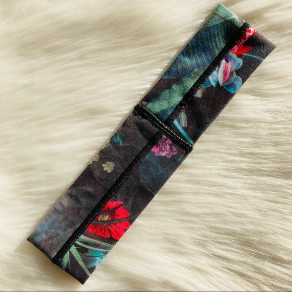Lululemon Fly Away Tamer Headband
Curious Jungle main image 4